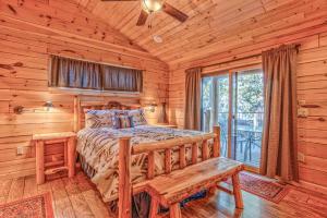 um quarto com uma cama e um banco num chalé de madeira em Crane 6 em Bend