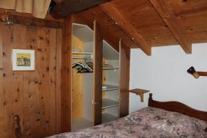 um quarto com uma cama e um tecto de madeira em Idyllisches Rustico im verkehrsfreien Dorfkern zur Alleinbenützung em Vira