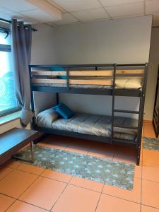 Łóżko lub łóżka w pokoju w obiekcie HOSTEL Cangas
