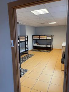 Łóżko lub łóżka w pokoju w obiekcie HOSTEL Cangas
