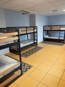 Łóżko lub łóżka w pokoju w obiekcie HOSTEL Cangas