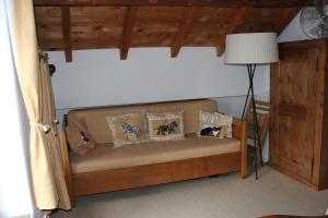 um sofá com almofadas num quarto em Idyllisches Rustico im verkehrsfreien Dorfkern zur Alleinbenützung em Vira
