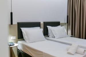 Postel nebo postele na pokoji v ubytování Chimaera Hotel