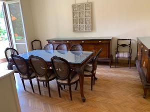 A seating area at Prime location 2 bed rooms Apartment , near the Nile & Cairo Center