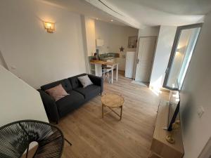 a living room with a couch and a table at Le coin Cosy de l'Yser in Niort