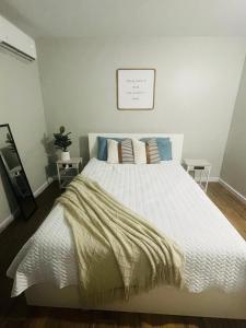 烏馬考的住宿－Home for your stay，卧室配有带枕头的大型白色床