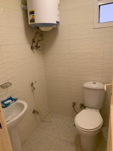 A bathroom at Prime location 2 bed rooms Apartment , near the Nile & Cairo Center