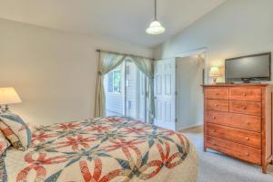 Un dormitorio con una cama y una cómoda con televisión. en Ollalie - Unit 7, en Sunriver 35 fotos más