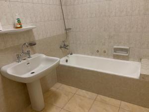 A bathroom at Prime location 2 bed rooms Apartment , near the Nile & Cairo Center