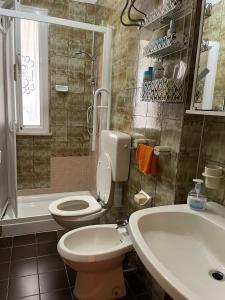 y baño con aseo y lavamanos. en Appartamento Porto Garibaldi, en Porto Garibaldi