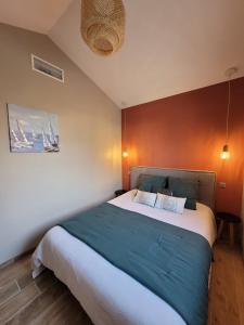 ein Schlafzimmer mit einem großen Bett in einem Zimmer in der Unterkunft Air marin in La Bernerie-en-Retz