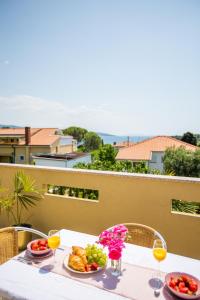 Villa Marica, Premium residence, Krk في كرك: طاولة مع أطباق من الطعام وكؤوس من النبيذ