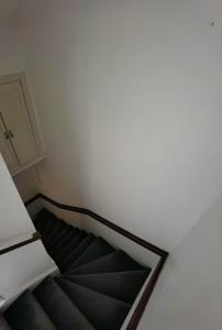 una escalera vacía en una habitación con una pared blanca en Cozy Loft In The Heart Of Kirkwall en Orkney