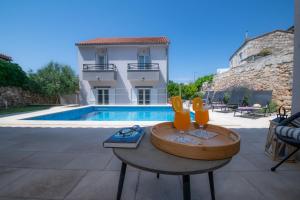 Bazén v ubytování Villa Mediterana nebo v jeho okolí