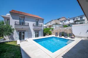 uma villa com uma piscina e uma casa em Villa Mediterana em Vis