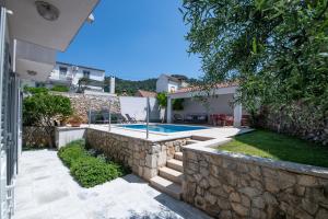 Bazén v ubytování Villa Mediterana nebo v jeho okolí