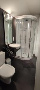 エンプリアブラバにある028 Gran Reservaのバスルーム(シャワー、トイレ、シンク付)