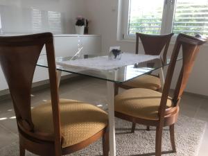 a glass dining room table with two chairs and a glass table at SweetSuites 40A Lavendelhaus in Mühlhausen