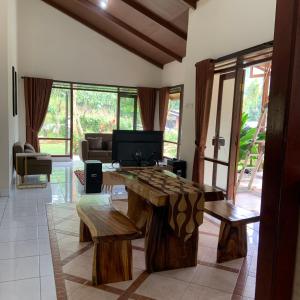 Sampal 2的住宿－Villa Kay Hills，客厅配有木桌和沙发