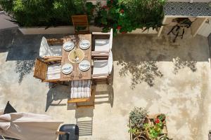 an overhead view of a wooden table and chairs at Villa Vagelia in  Episkopi (Chania)