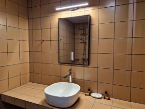 un baño con lavabo y espejo en Mosaic Apartments, en La Canea 7 fotos más