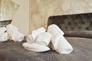 a pile of white towels on a bed at Casa Annabel in Pavia