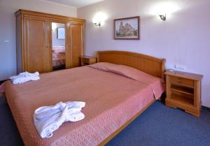 Ένα ή περισσότερα κρεβάτια σε δωμάτιο στο Estreya Residence Hotel and SPA +109 φωτογραφίες