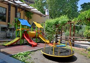 un parque infantil con un tobogán en un patio en Estreya Residence Hotel and SPA, en Saints Constantine and Helena