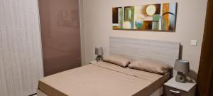 Rúm í herbergi á Large Apartment in Marsascala. sleeps 6