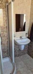 Baðherbergi á Large Apartment in Marsascala. sleeps 6