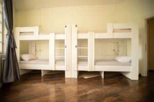 Uma cama ou camas num quarto em All in Hostel