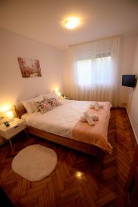 sypialnia z dużym łóżkiem z dwoma ręcznikami w obiekcie Alice Apartment w mieście Arad