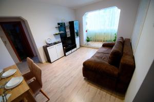 アラドにあるAlice Apartmentのソファとテーブルのあるリビングルーム
