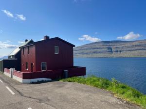 The Cozy red house with Amazing sea view