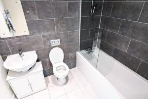 a bathroom with a toilet and a sink at 1 bedroom city centre apartment in Birmingham