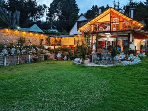 een huis met een grote tuin ervoor bij The Frailejon House in Bogota