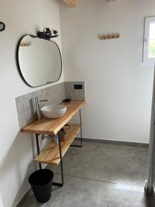 uma casa de banho com um lavatório e um espelho em Apartamentos Aronces em Cudillero