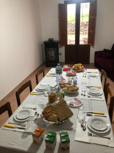 una mesa con platos y comida encima en B&B Amistade, en Seùlo