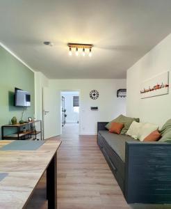 sala de estar con sofá y mesa en Sali - R2 - Apartmenthaus, WLAN, TV en Remscheid