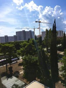 vistas a una ciudad con una grúa y árboles en Apartment Victoria, en Split