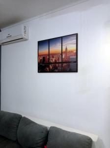 una sala de estar con un sofá con una foto en la pared en Apartment Victoria, en Split