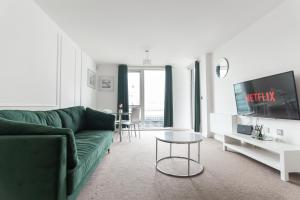Μια τηλεόραση ή/και κέντρο ψυχαγωγίας στο Stylish One Bed Apartment Central MK- The Hub