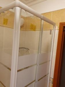 Koupelna v ubytování Residential apartment with 3 bedrooms, elevator, and plenty of natural light, close to Lisbon