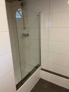 uma casa de banho com um chuveiro e uma porta de vidro em Gemütliches Apartment für Monteure em Recklinghausen