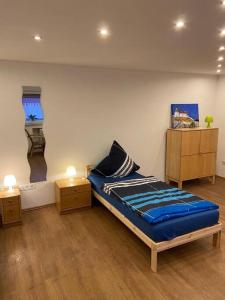 um quarto com uma cama e duas mesas de cabeceira em Gemütliches Apartment für Monteure em Recklinghausen