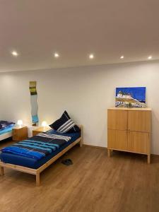 ein Schlafzimmer mit einem Bett und einer Kommode in einem Zimmer in der Unterkunft Gemütliches Apartment für Monteure in Recklinghausen