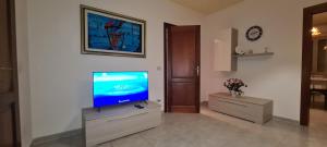 sala de estar con TV de pantalla plana en la pared en Kolbe's house en Siniscola