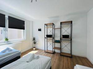 Habitación con 2 camas y 2 espejos. en Sali - R3 - Apartmenthaus, WLAN, TV, en Remscheid