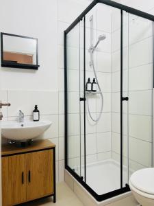 y baño con ducha y lavamanos. en Sali - R3 - Apartmenthaus, WLAN, TV, en Remscheid