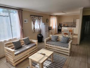 O zonă de relaxare la Firefinch Country Cottage